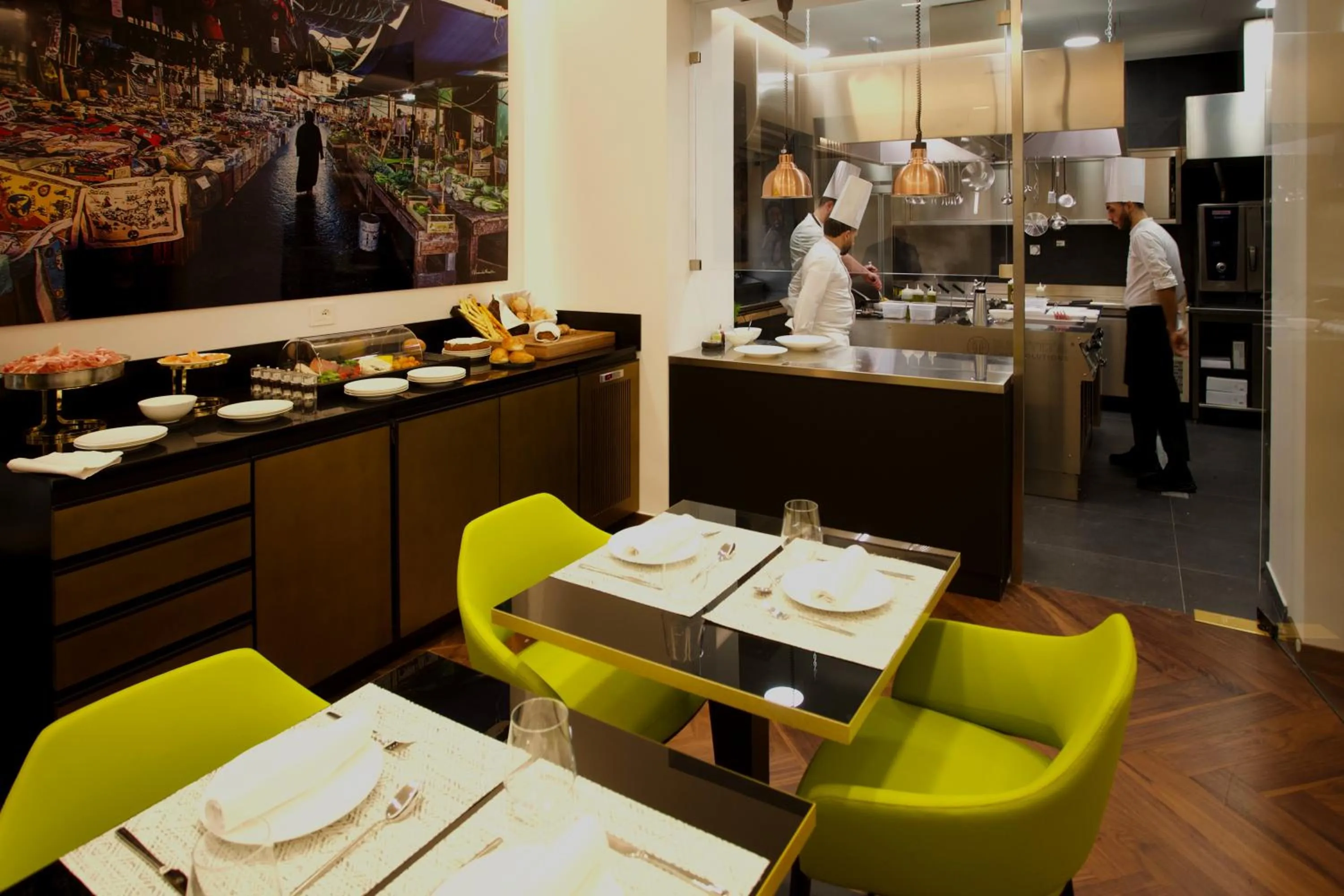 Restaurant/places to eat in Palazzo Cartari