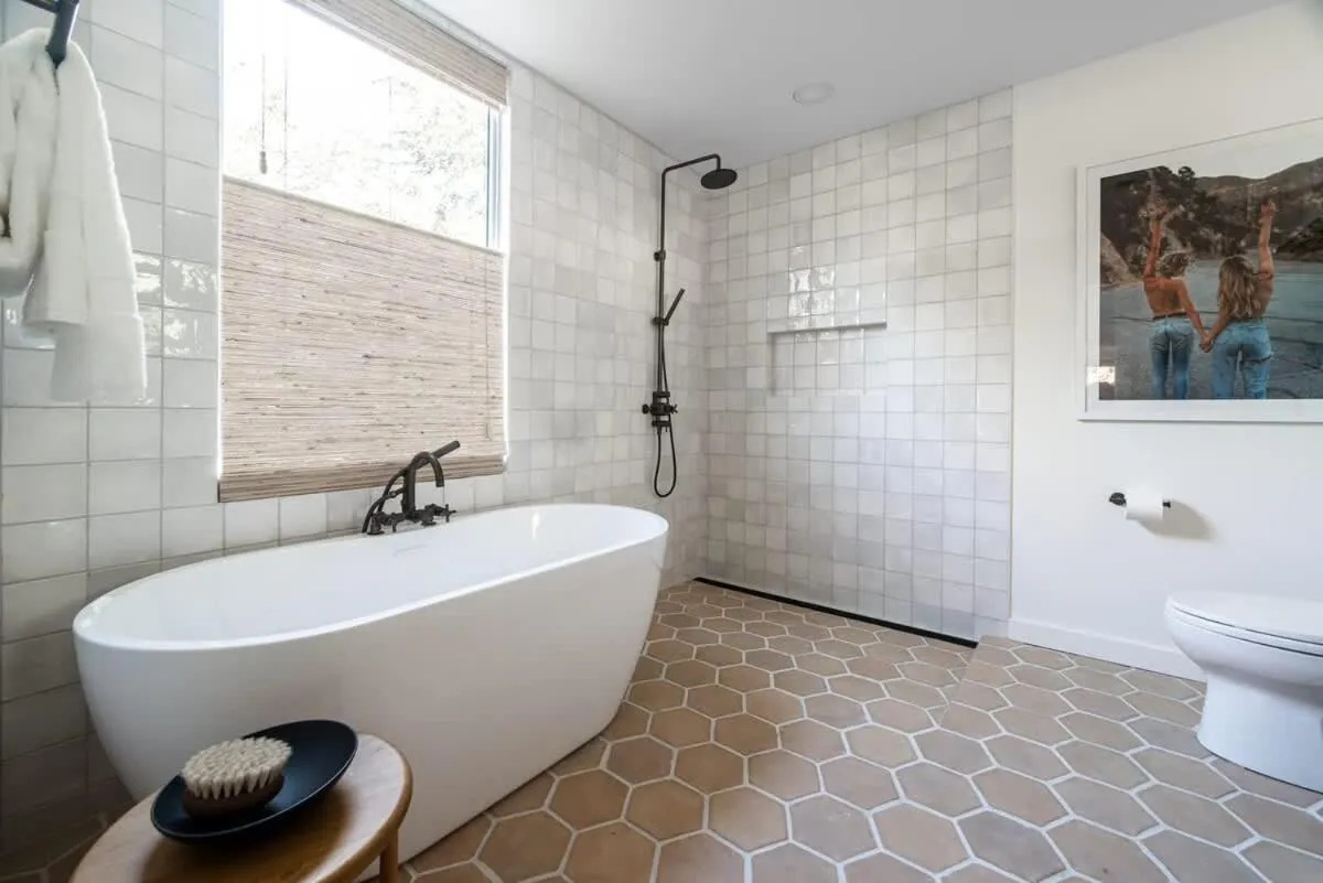 Shower in Koselig Hus with Cowboy Pool & Outdoor Shower