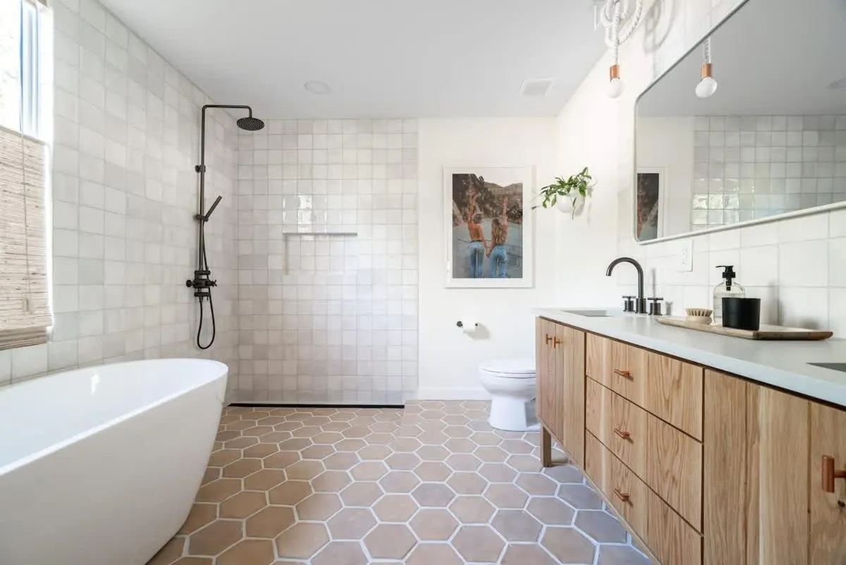 Shower in Koselig Hus with Cowboy Pool & Outdoor Shower