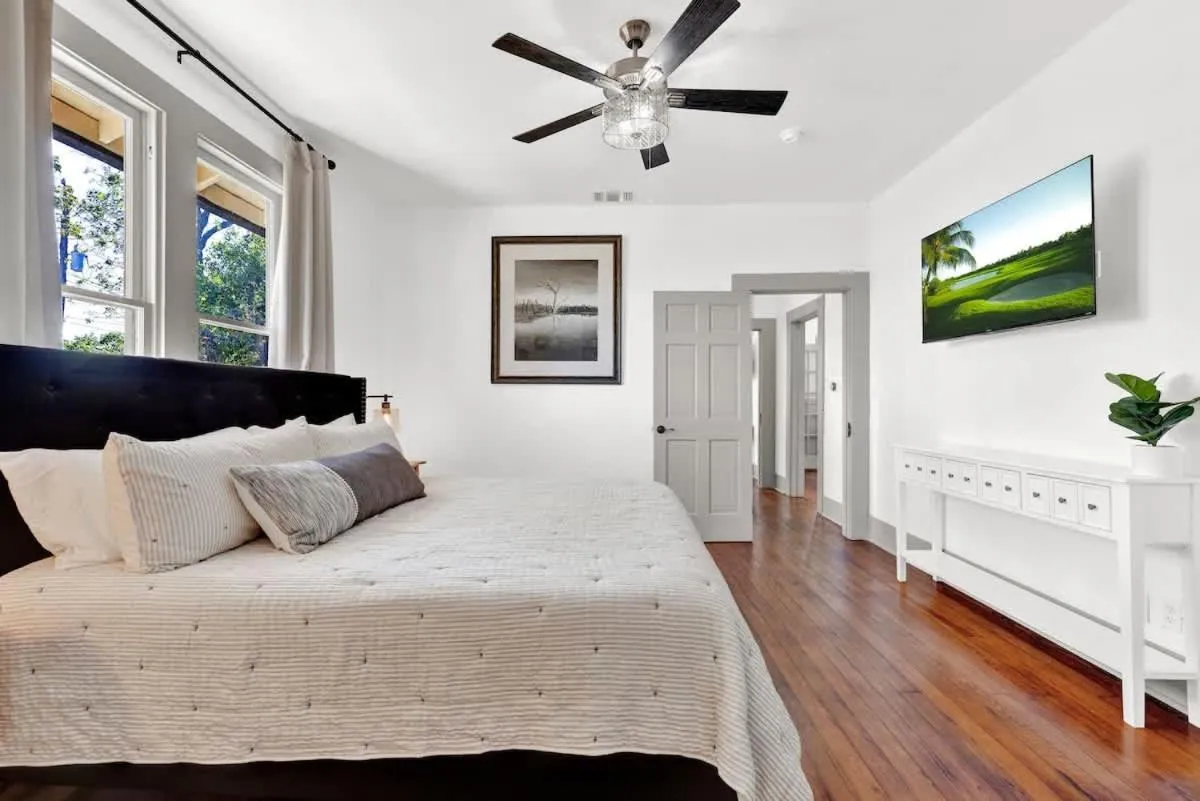 Bed in Brand New Private Pool and Hot-Tub Near Main!