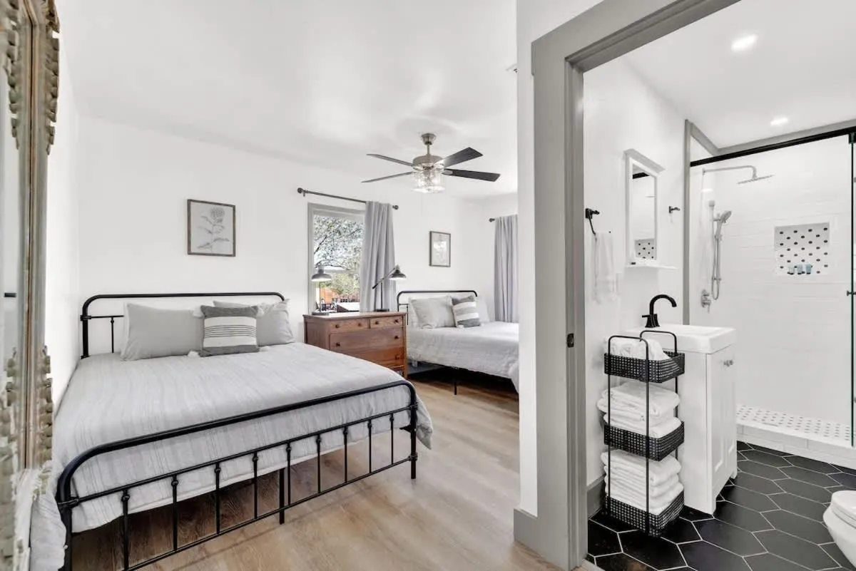 Bed in Brand New Private Pool and Hot-Tub Near Main!