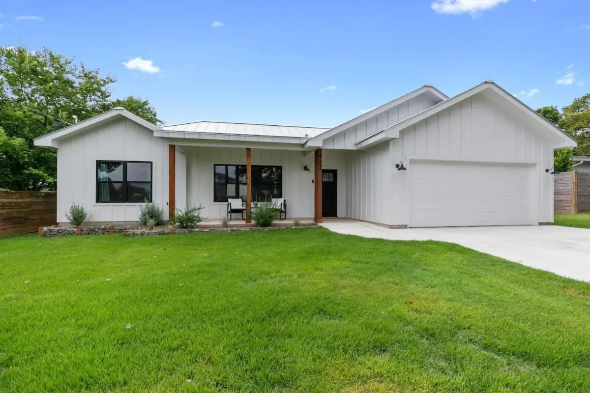 Property building in Luxury Home 3blck from Main St with FirePit