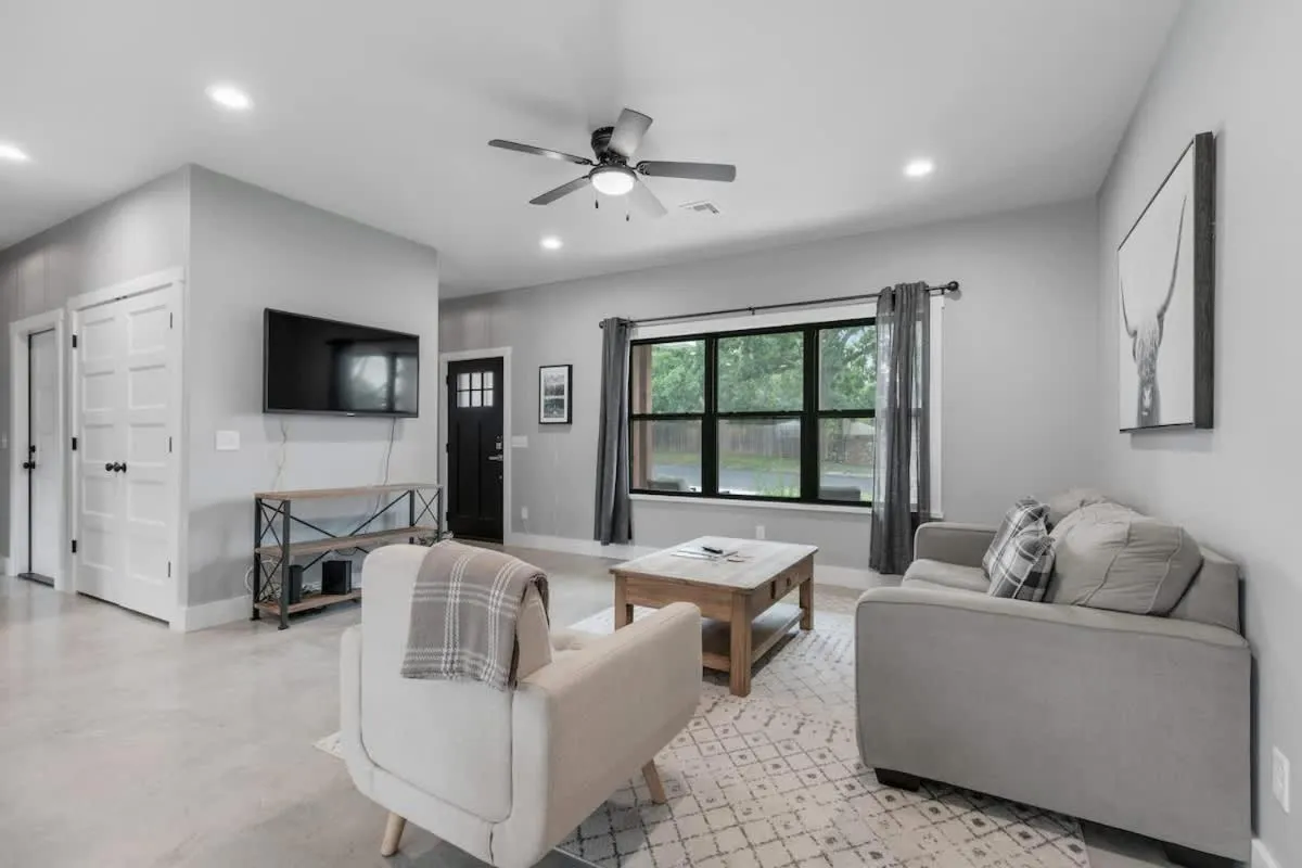 TV and multimedia in Luxury Home 3blck from Main St with FirePit