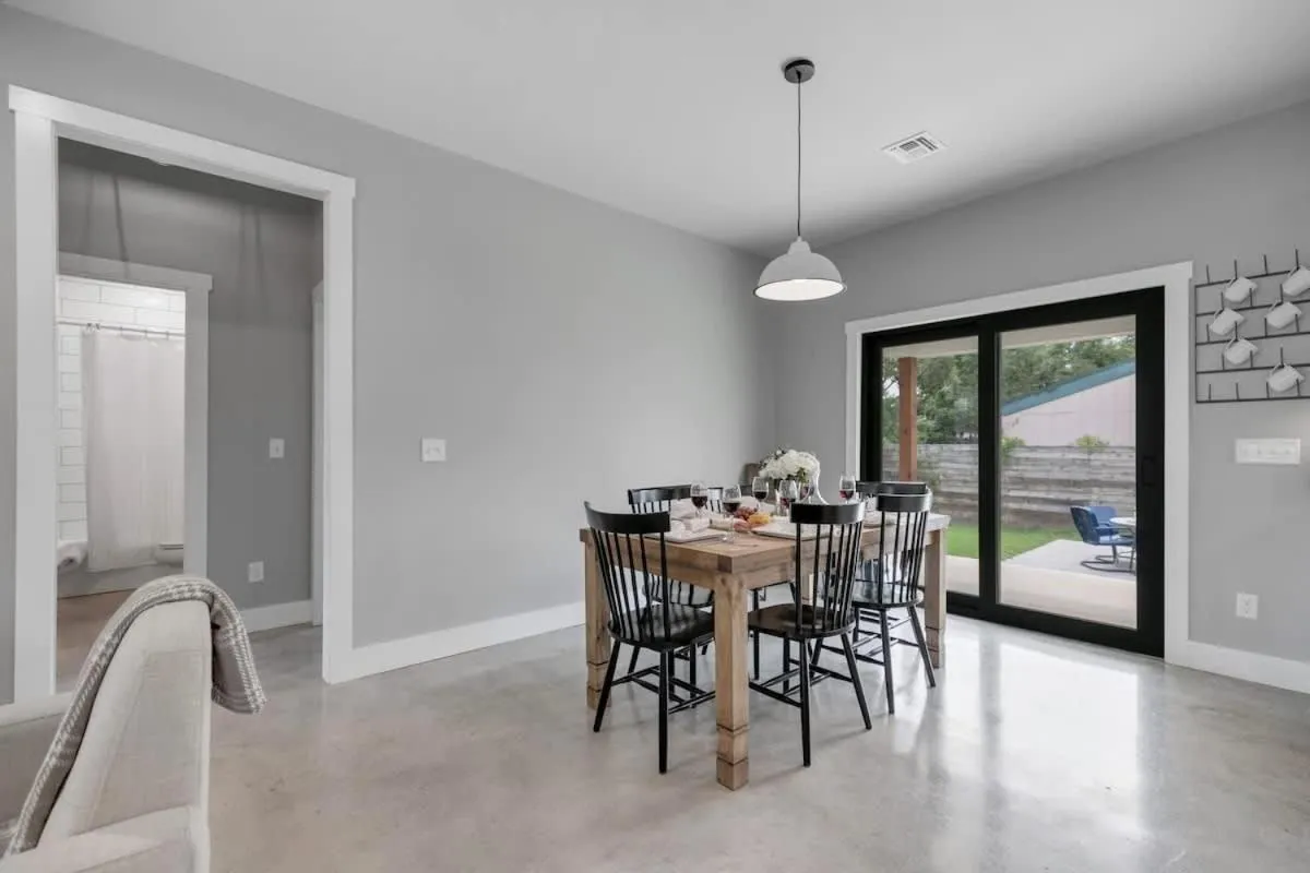 Seating area in Luxury Home 3blck from Main St with FirePit