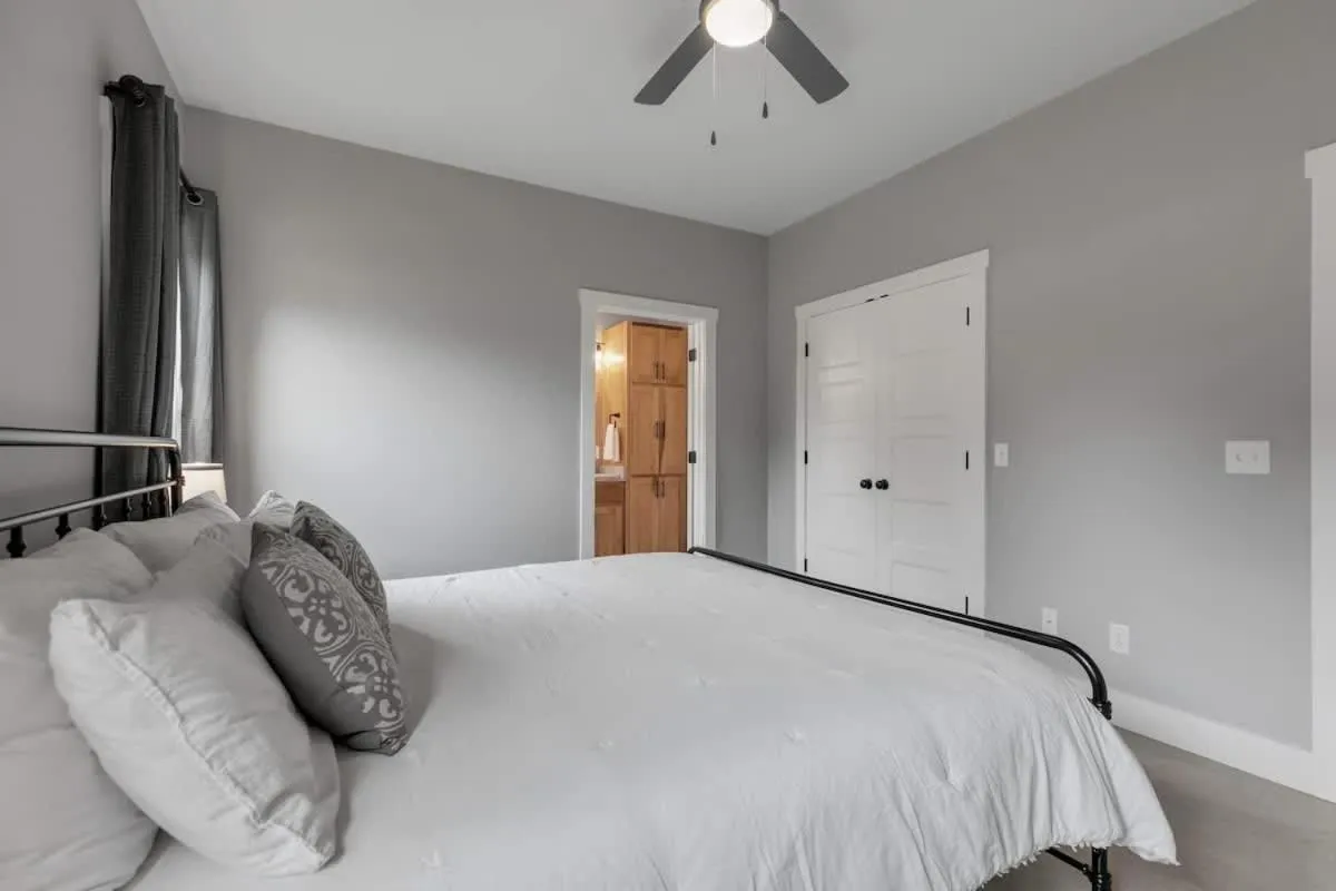 Bed in Luxury Home 3blck from Main St with FirePit