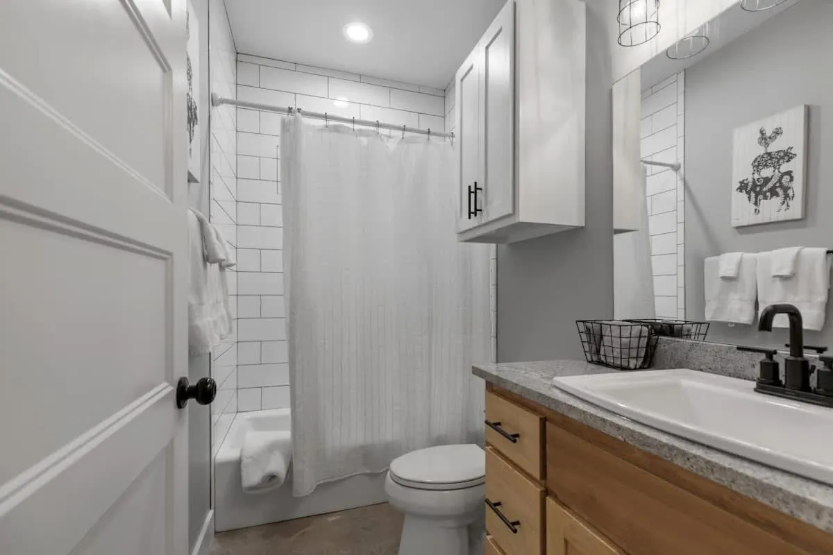 Toilet in Luxury Home 3blck from Main St with FirePit