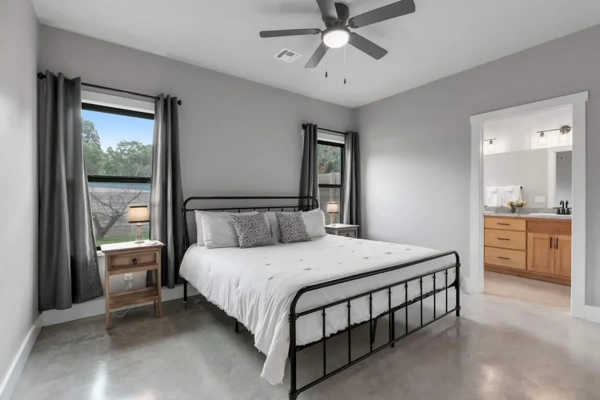 Bed in Luxury Home 3blck from Main St with FirePit