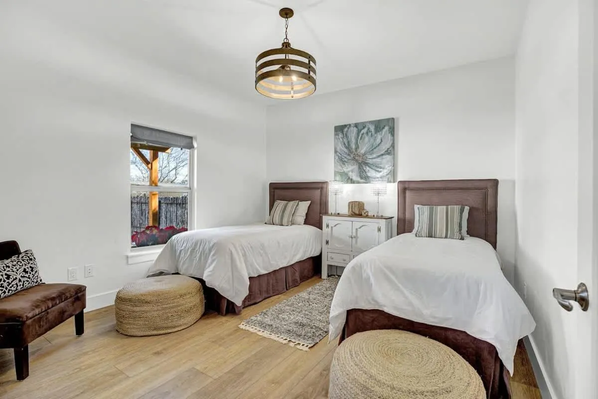 Bed in New! Luxurious Home with Wine Cellar & Firepit!