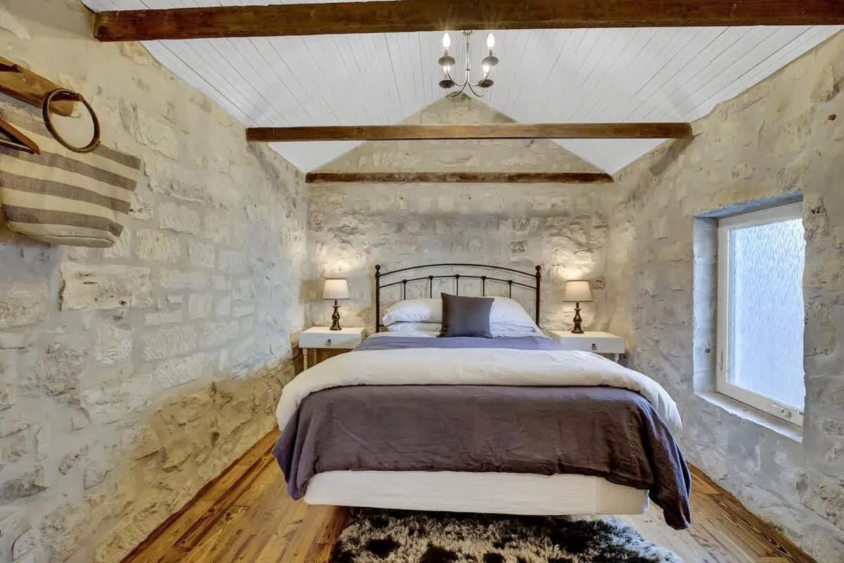 Bed in New! Luxurious Home with Wine Cellar & Firepit!