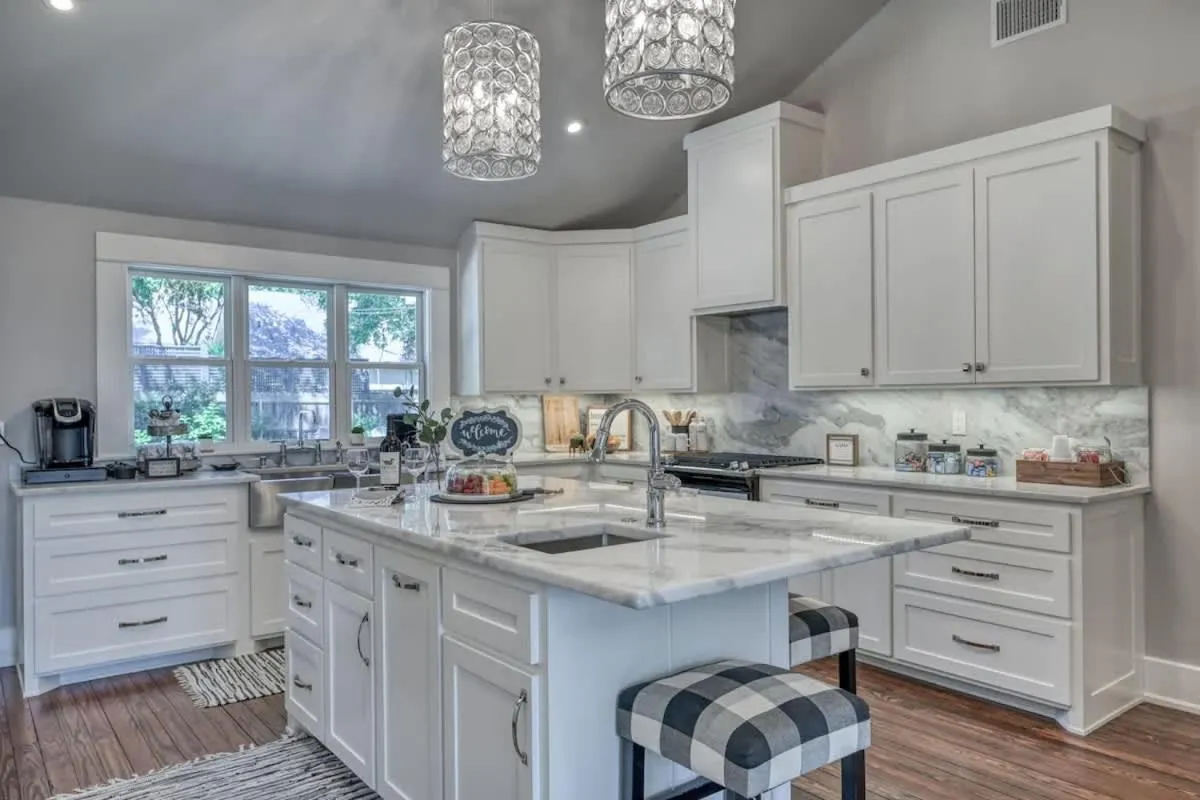 Kitchen or kitchenette in Modern Luxurious Home with game room