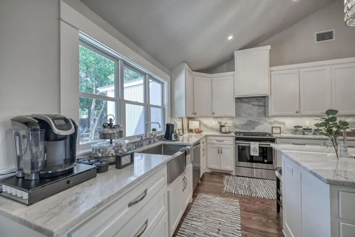 Kitchen or kitchenette in Modern Luxurious Home with game room