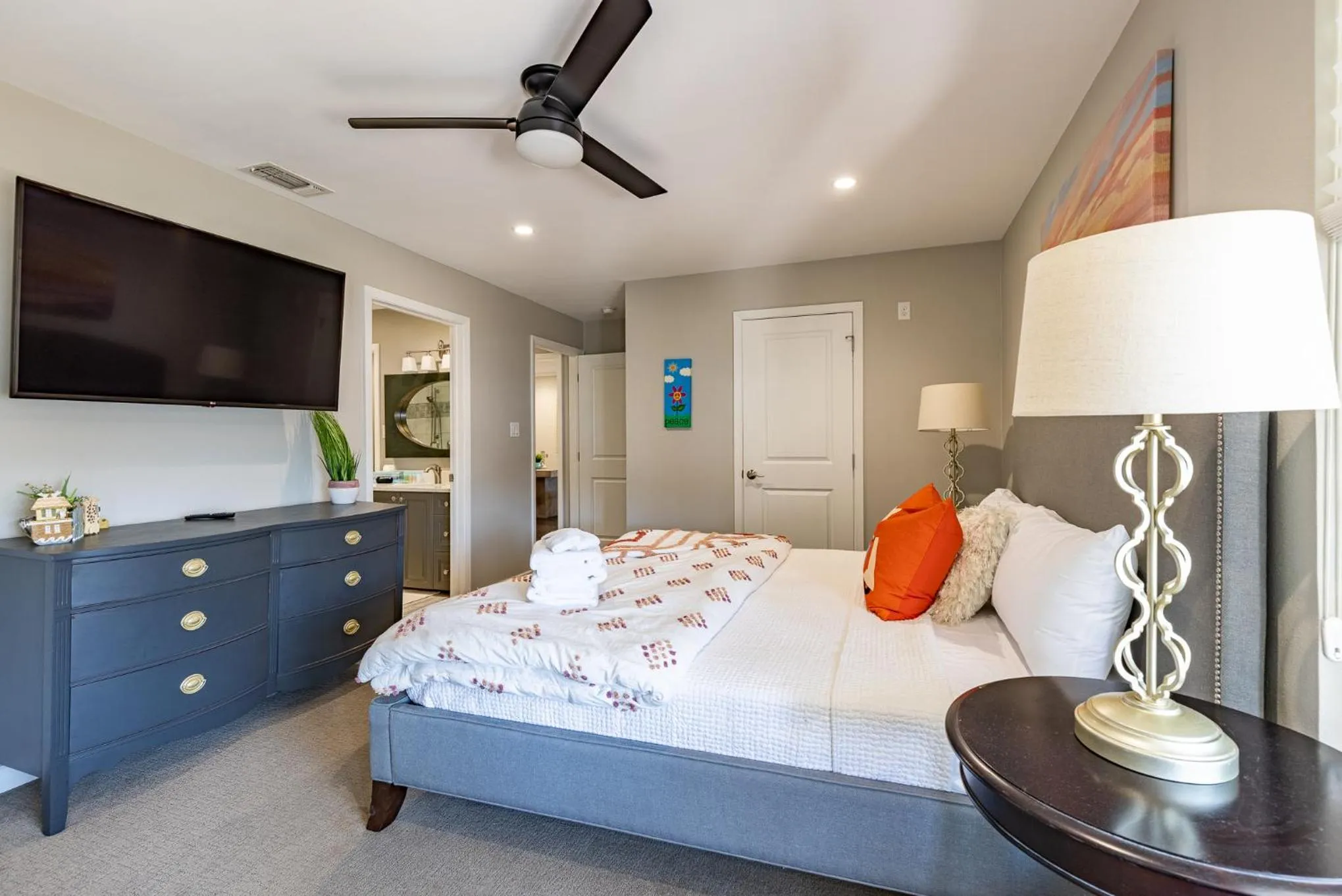 Bedroom, Bed in Luxurious Lakehouse with Indoor Pool-Hot Tub-Fire Pit