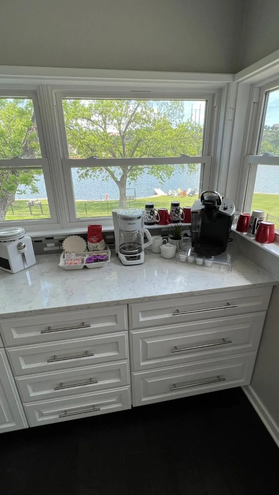 Kitchen or kitchenette in Luxurious Lakehouse with Indoor Pool-Hot Tub-Fire Pit