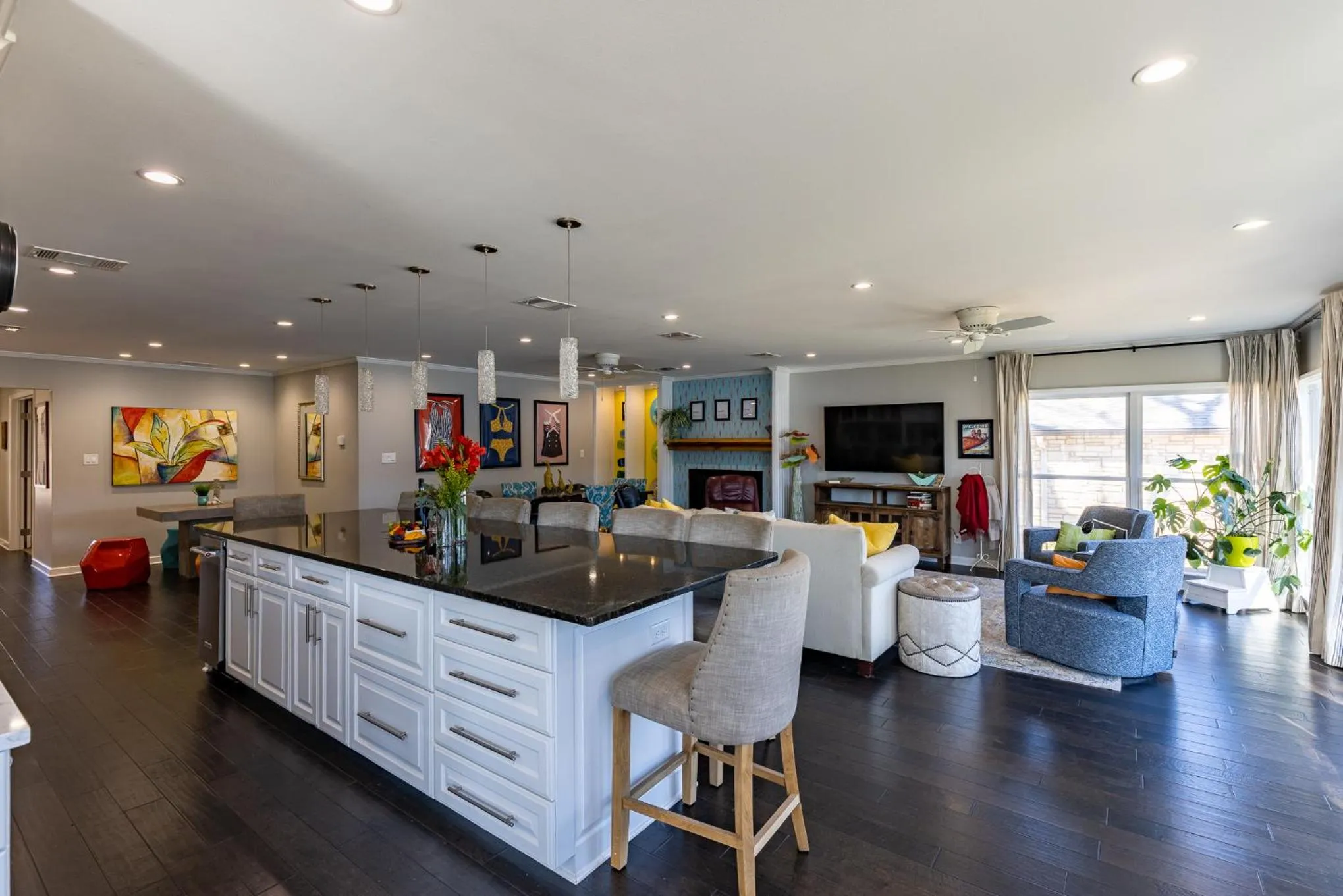 Living room in Luxurious Lakehouse with Indoor Pool-Hot Tub-Fire Pit