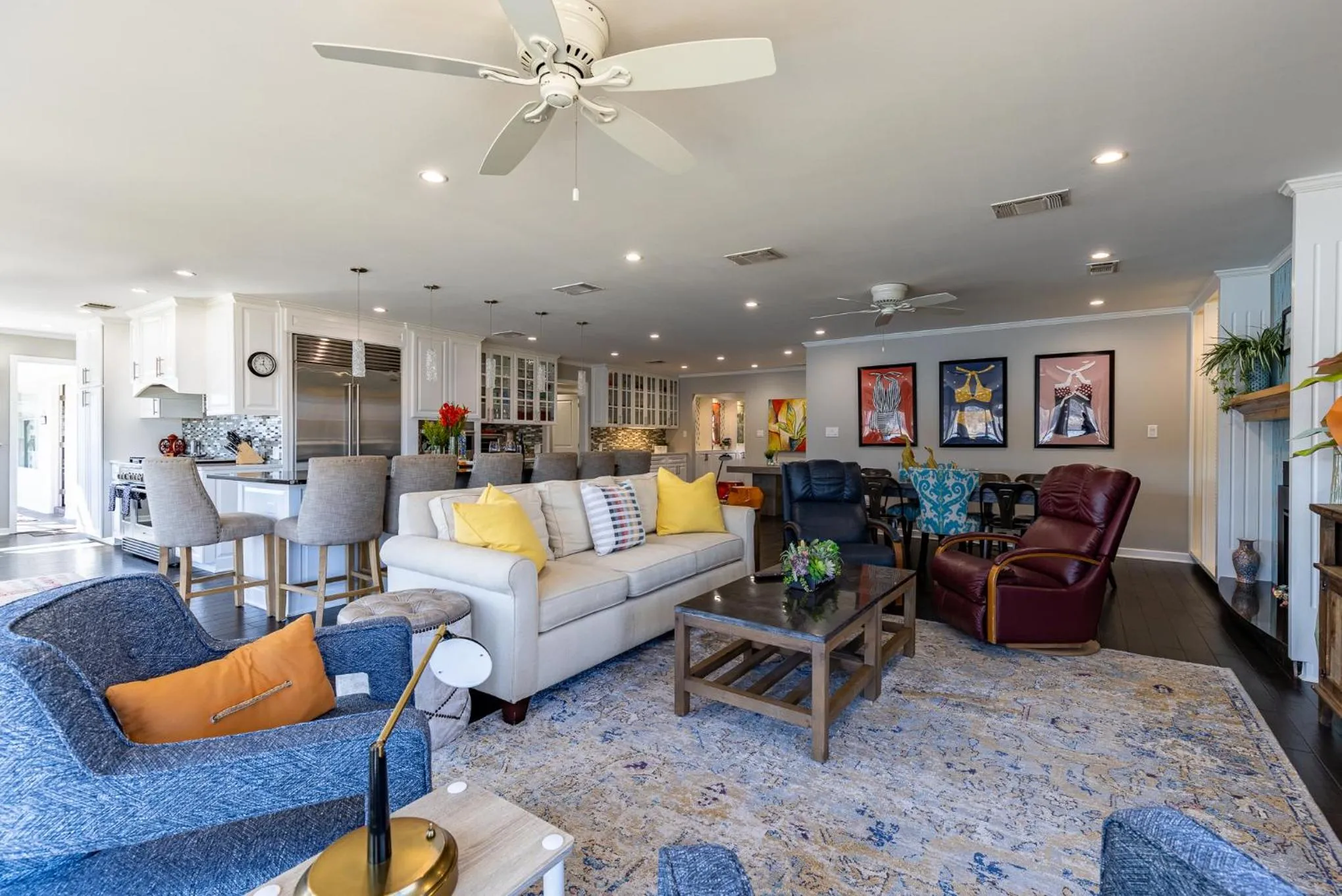 Living room in Luxurious Lakehouse with Indoor Pool-Hot Tub-Fire Pit