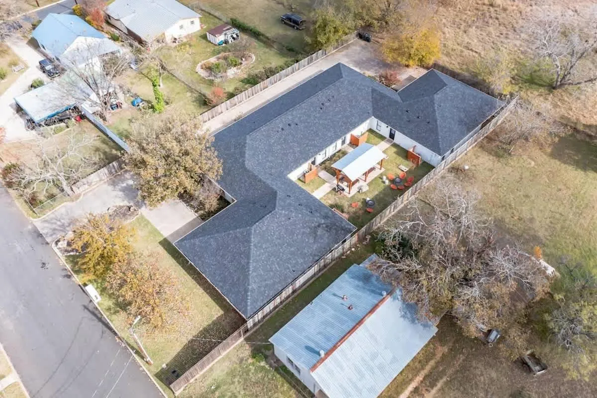 Property building in Wanderlust #2 | Hot Tub | Shared Outdoor Space