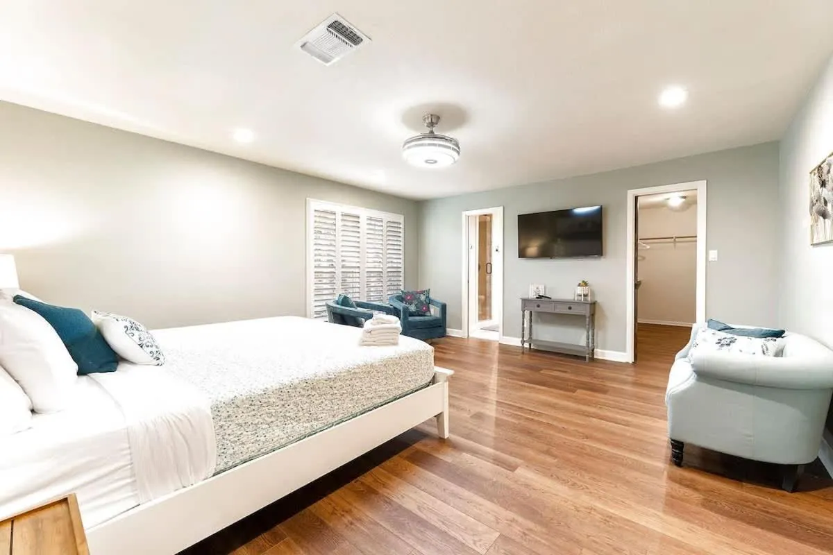 Bed in Luxury on Lake LBJ with Hot Tub Firepit & Boat Slip