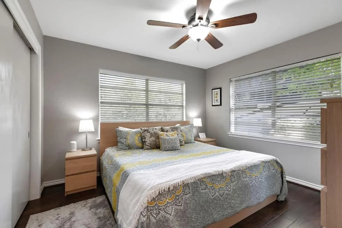 Bed in Stylish Home - Lrg Yard with games Grill & Hot Tub