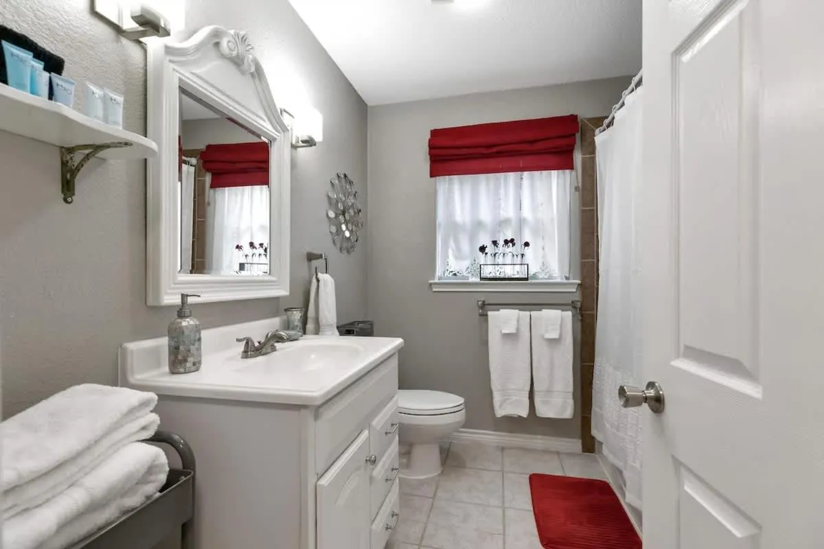 Bathroom in Stylish Home - Lrg Yard with games Grill & Hot Tub