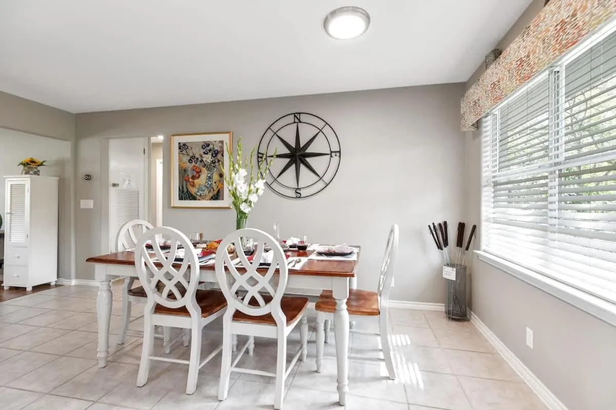 Dining area in Stylish Home - Lrg Yard with games Grill & Hot Tub