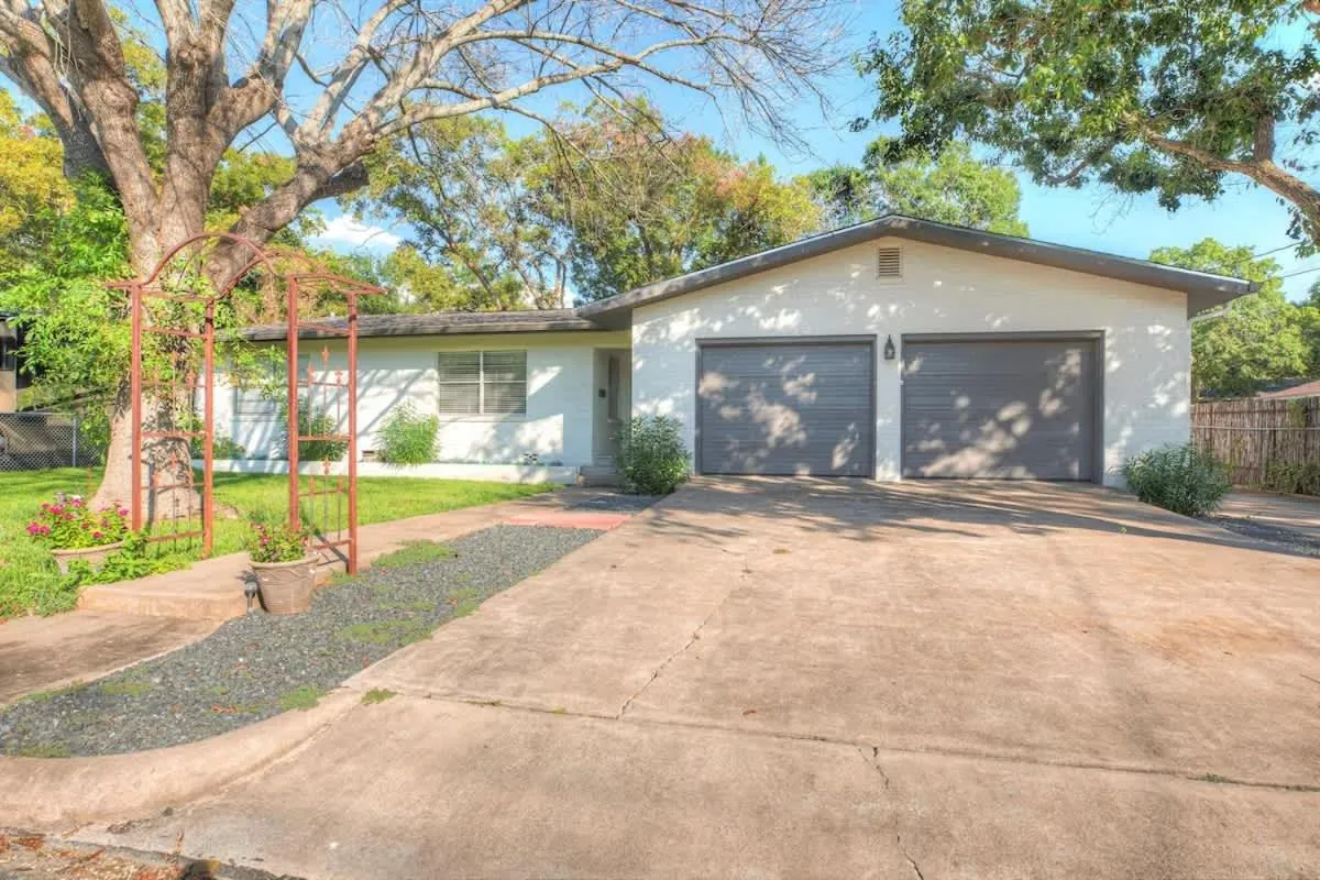 Parking in Stylish Home - Lrg Yard with games Grill & Hot Tub