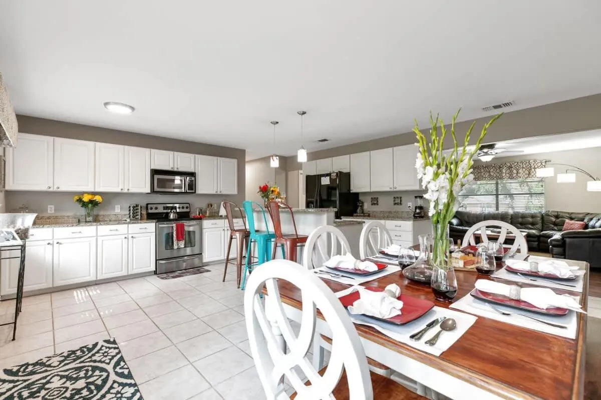 Dining area in Stylish Home - Lrg Yard with games Grill & Hot Tub