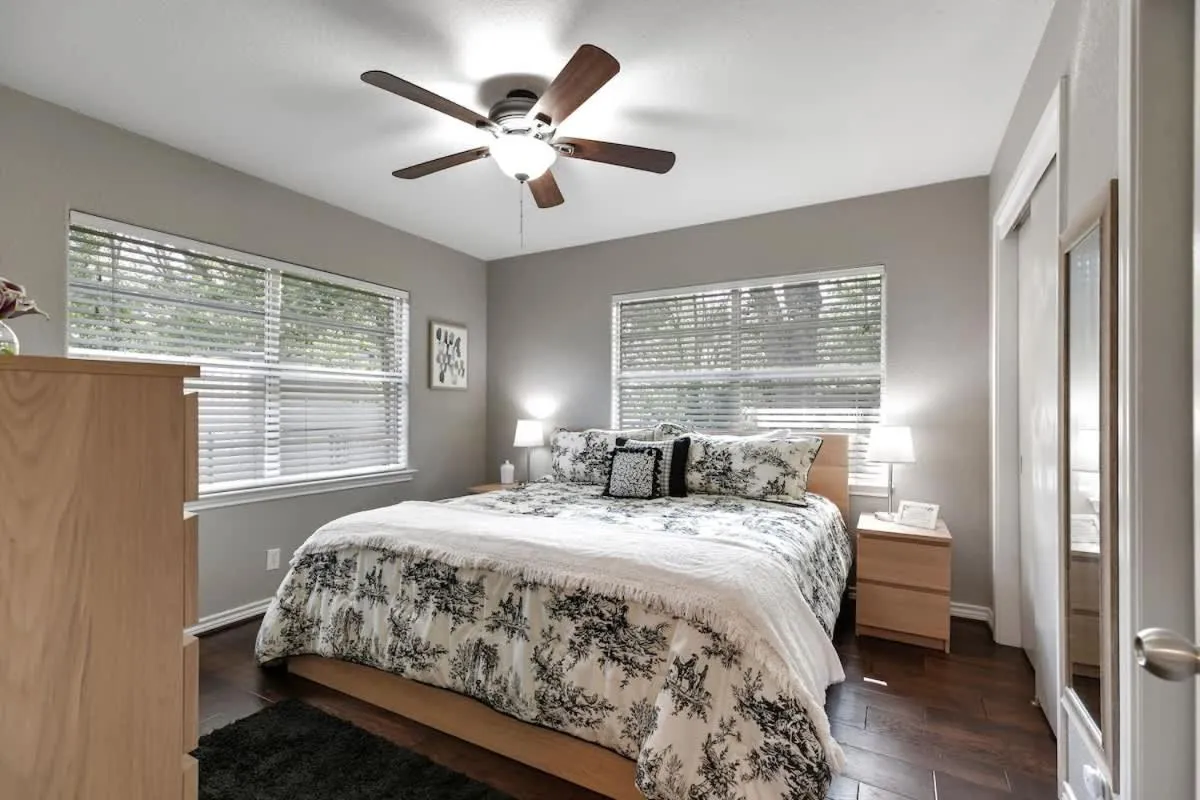 Bed in Stylish Home - Lrg Yard with games Grill & Hot Tub