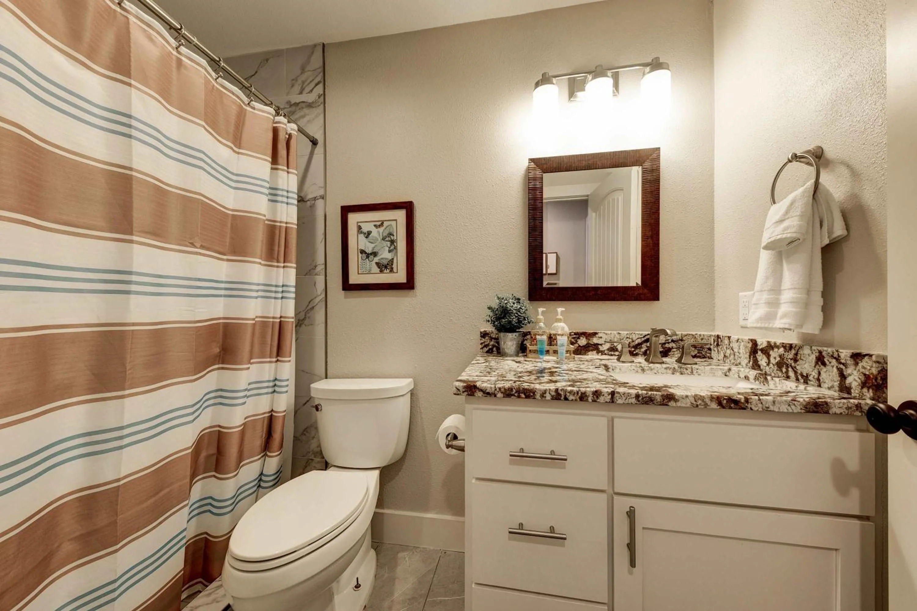 Bathroom in Waterfront Lake House with Hot Tub & Firepit