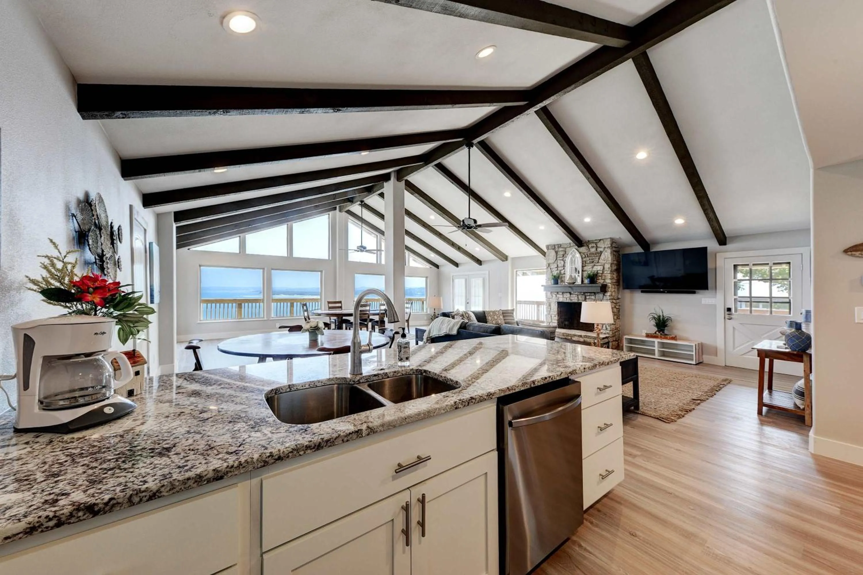 Kitchen or kitchenette in Waterfront Lake House with Hot Tub & Firepit