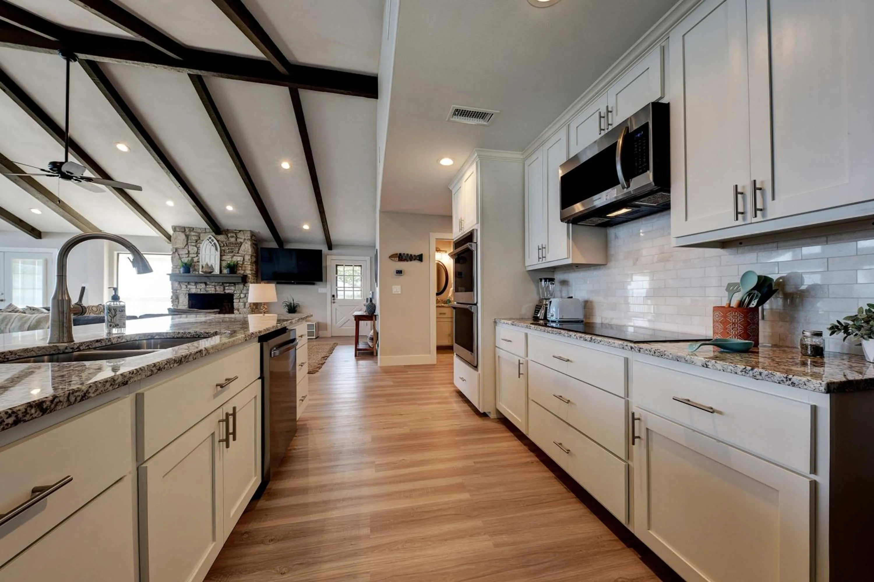 Kitchen or kitchenette in Waterfront Lake House with Hot Tub & Firepit