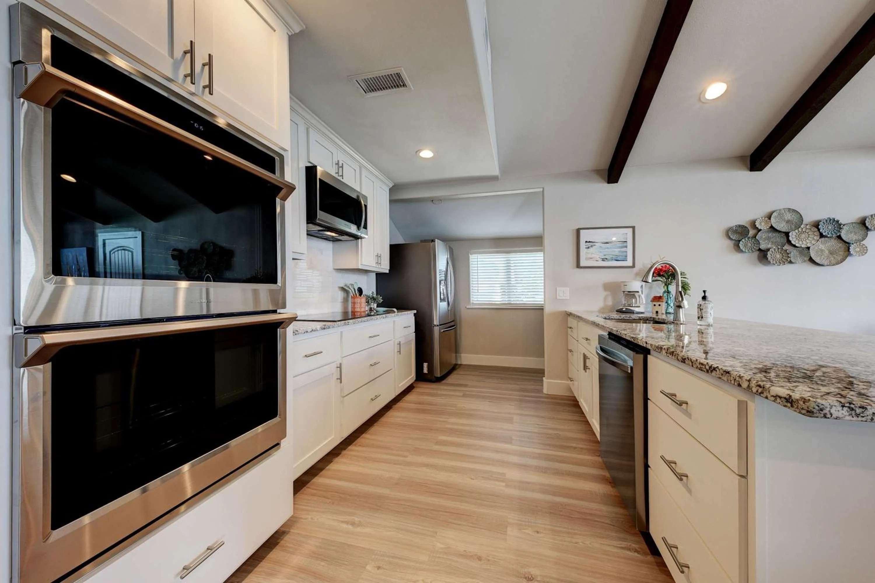 Kitchen or kitchenette in Waterfront Lake House with Hot Tub & Firepit