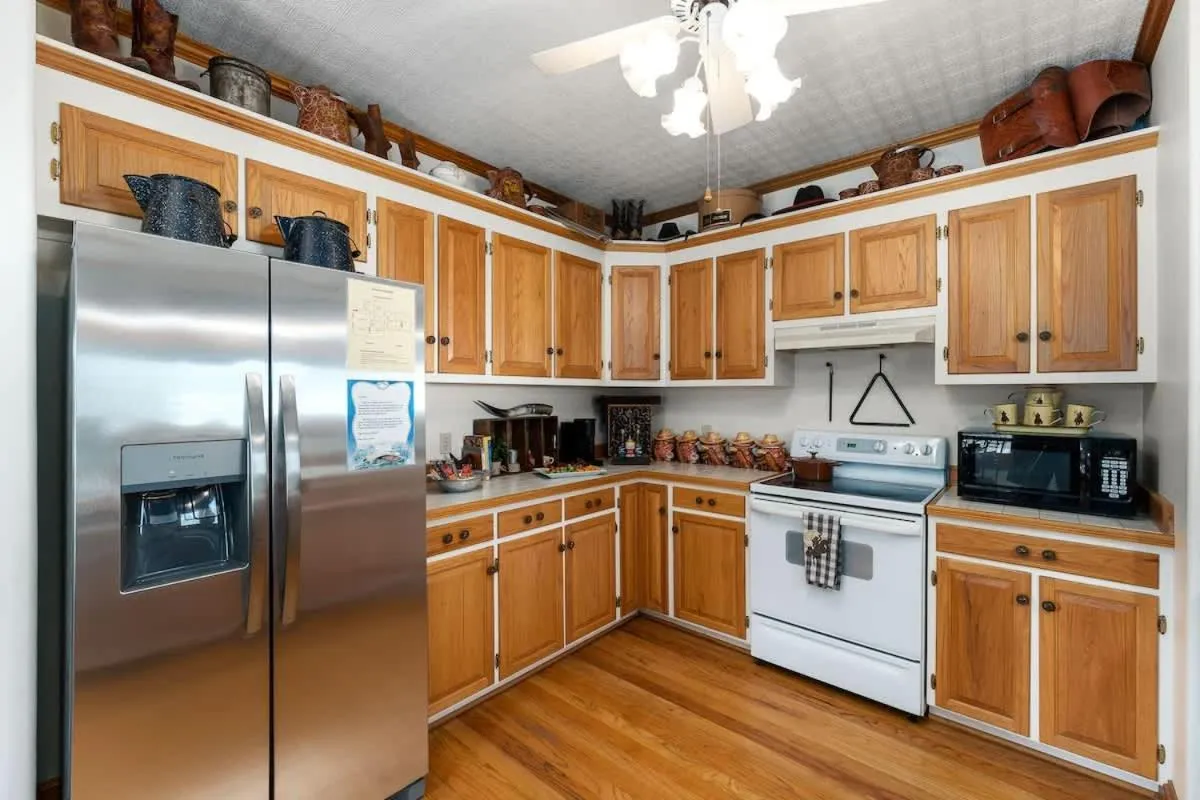 Kitchen or kitchenette in Texas Charm Texana - 15 min Walk to Main