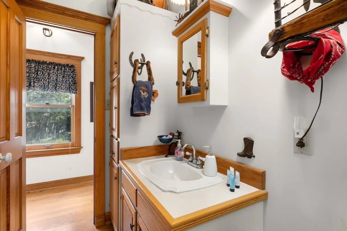 Bathroom in Texas Charm Texana - 15 min Walk to Main