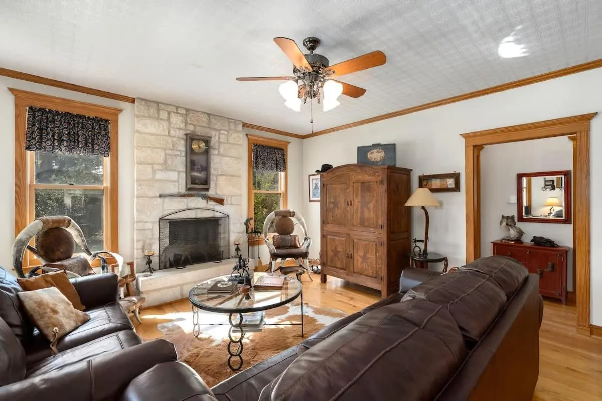 Living room in Texas Charm Texana - 15 min Walk to Main