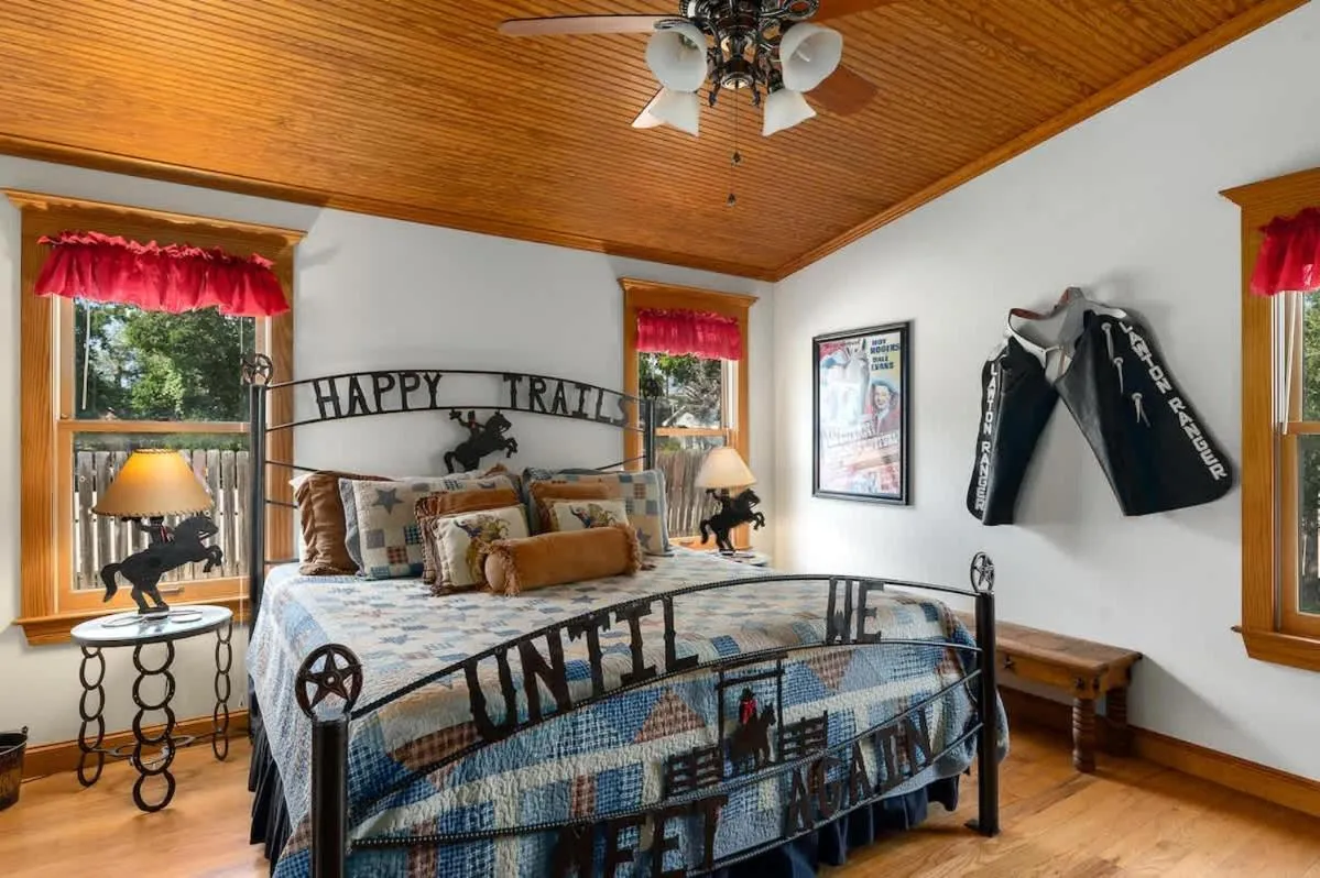Bed in Texas Charm Texana - 15 min Walk to Main