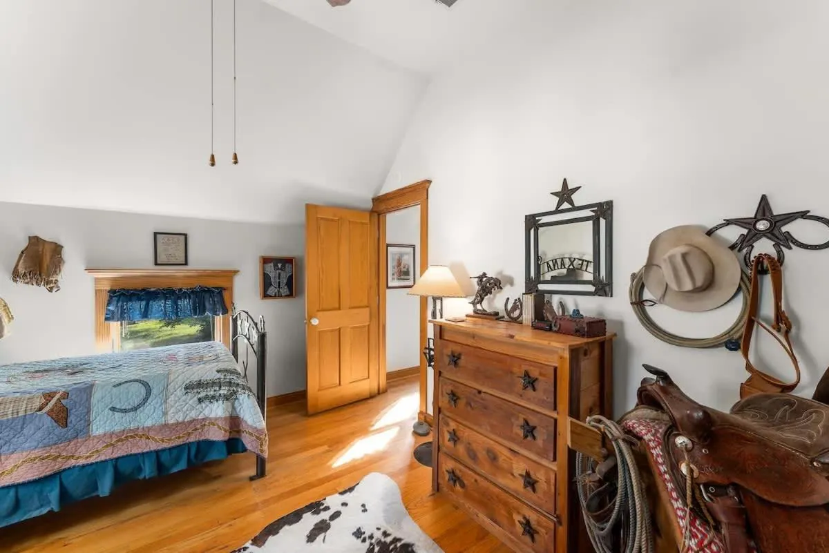 Bed in Texas Charm Texana - 15 min Walk to Main