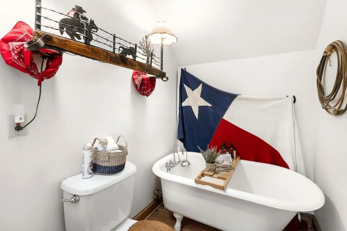 Bathroom in Texas Charm Texana - 15 min Walk to Main