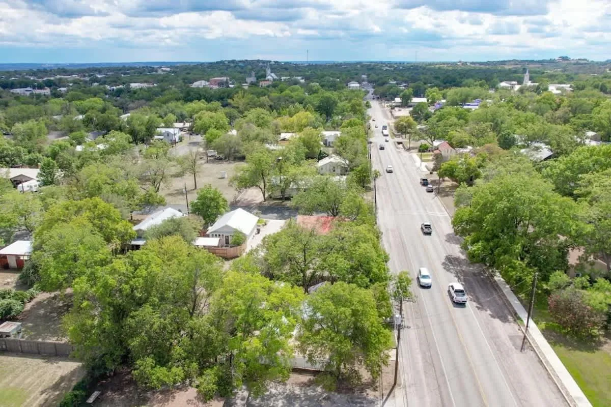 Day in Charming Cottage Near Main with Patio&FirePit!!