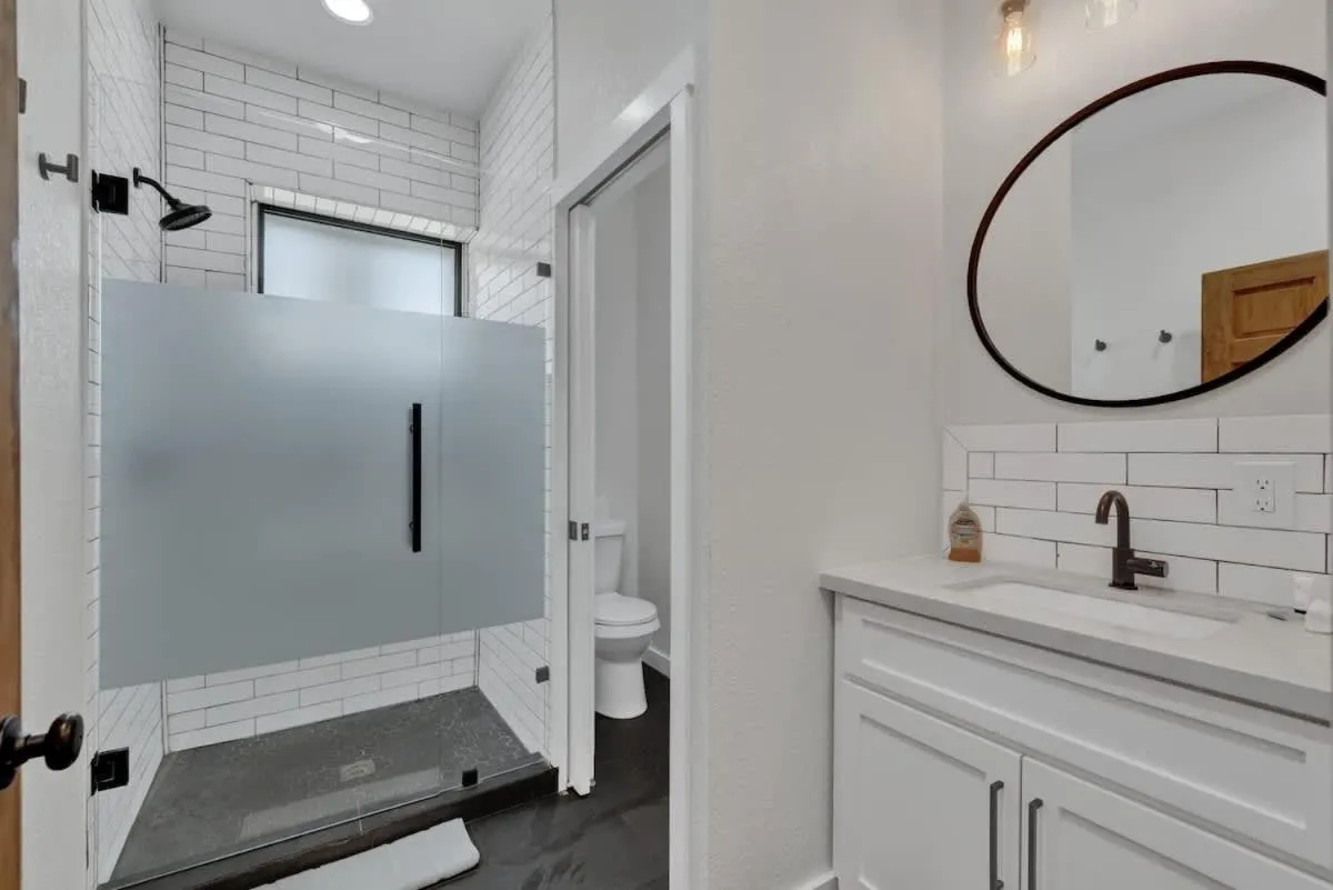 Shower in Olive St Ranch with HotTub-Grill and Party Barn