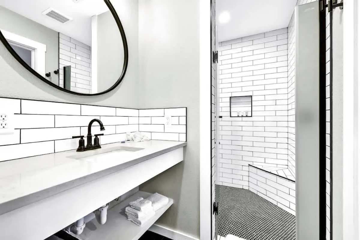 Shower in Olive St Ranch with HotTub-Grill and Party Barn