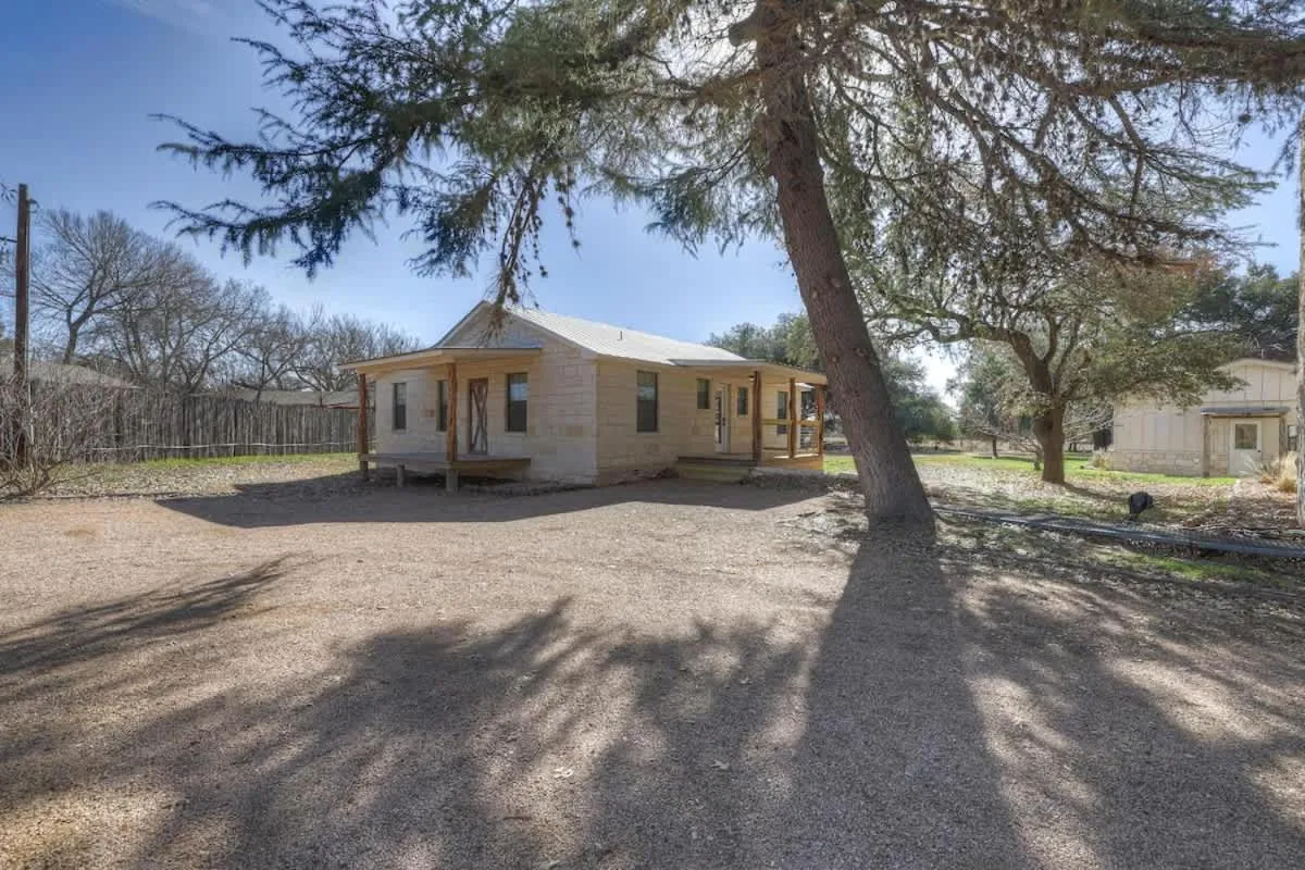 Property building in Olive St Ranch with HotTub-Grill and Party Barn