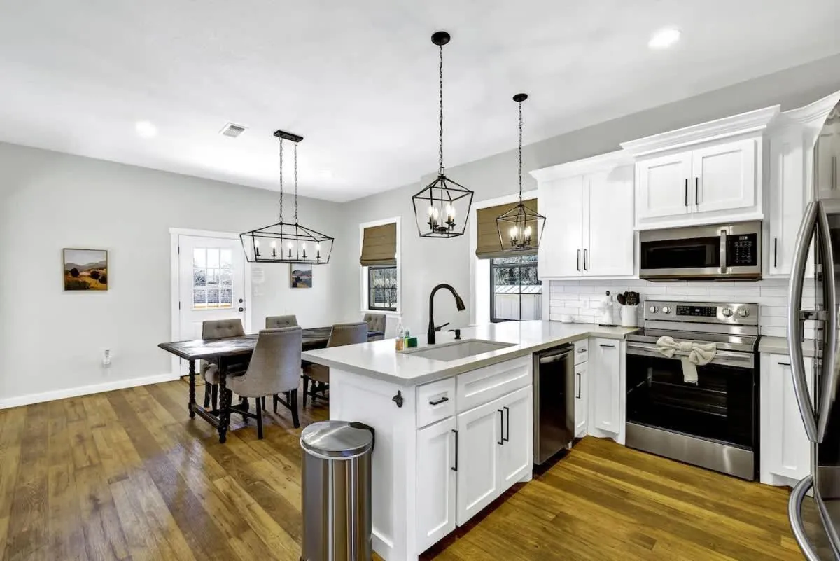 Olive St Ranch with HotTub-Grill and Party Barn