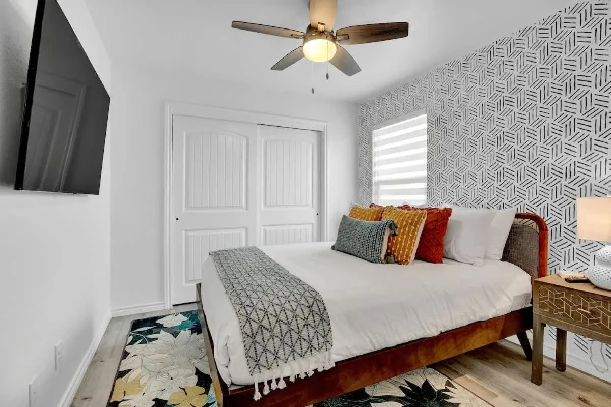 Bed in Luxury Modern Home with Hot tub Deck & Firepit!