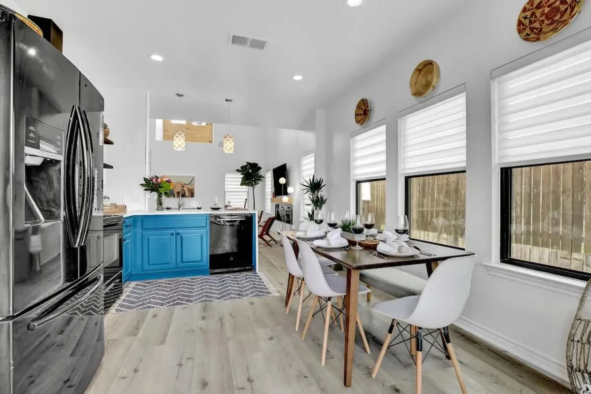 Dining area in Luxury Modern Home with Hot tub Deck & Firepit!