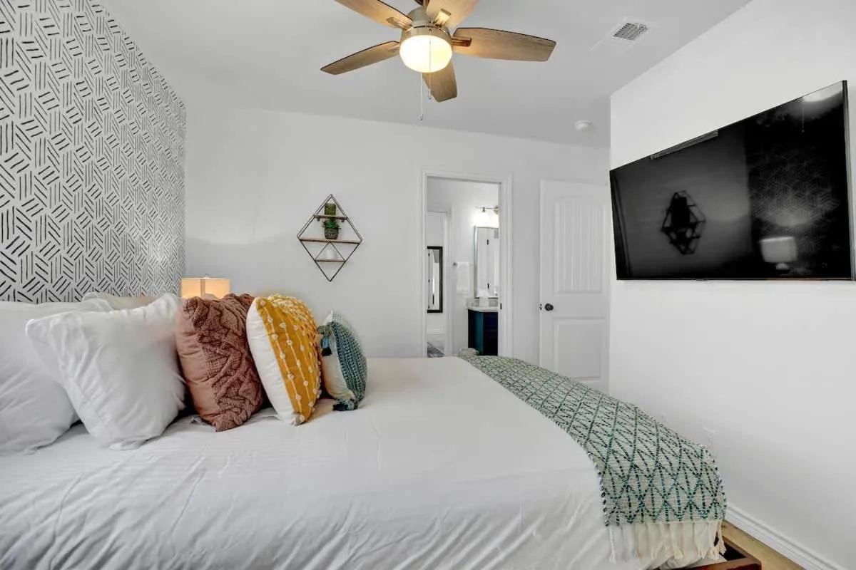 Bed in Luxury Modern Home with Hot tub Deck & Firepit!