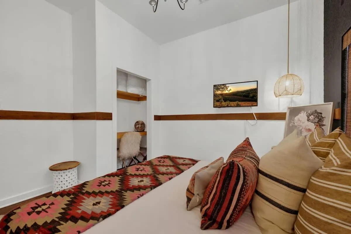 Bed in Poplar Place Main House with Hot tub-1 mi to Main St