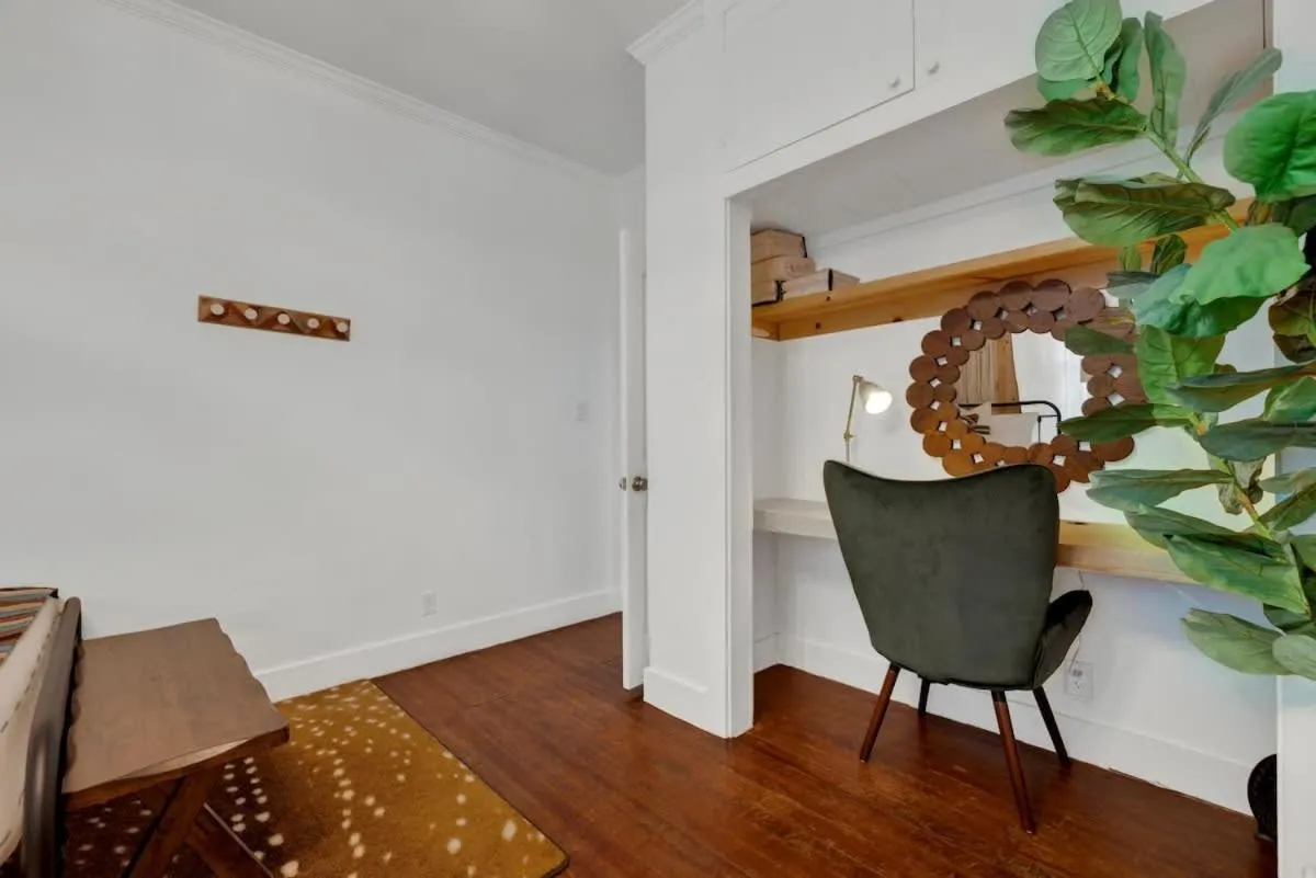 Seating area in Poplar Place Main House with Hot tub-1 mi to Main St