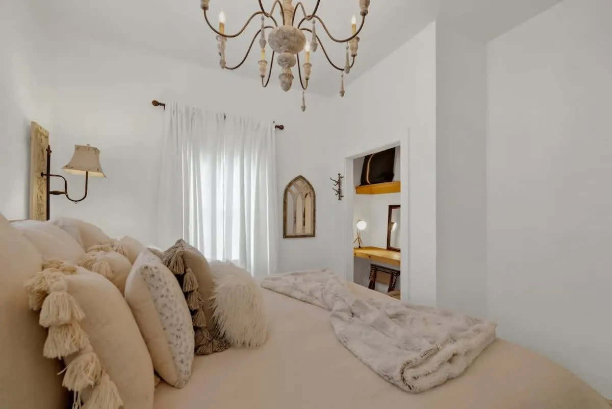 Bed in Poplar Place Main House with Hot tub-1 mi to Main St