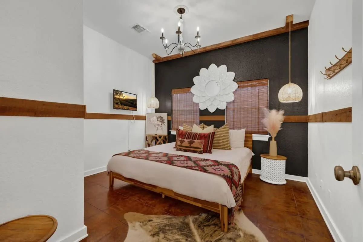 Bed in Poplar Place Main House with Hot tub-1 mi to Main St