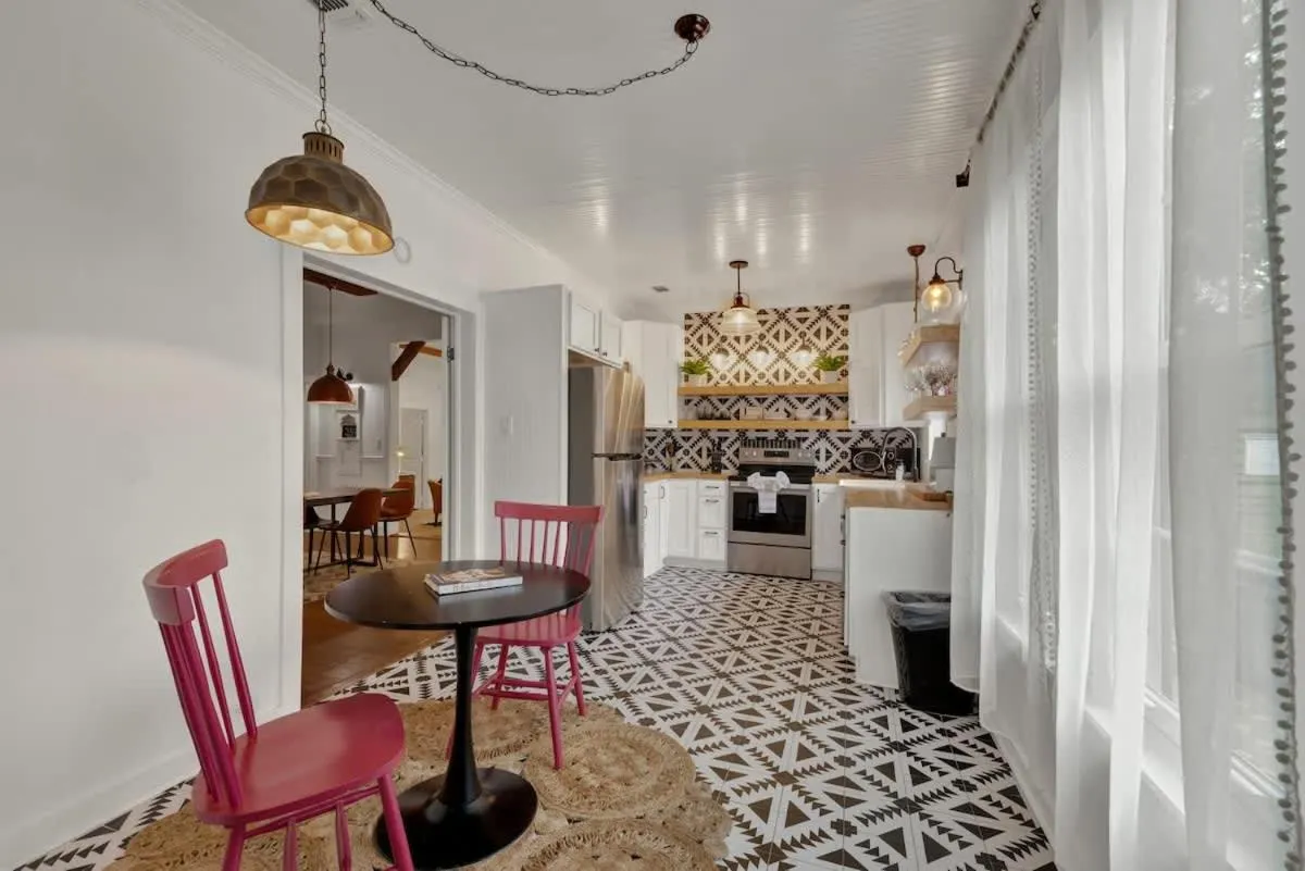 Kitchen or kitchenette in Poplar Place Main House with Hot tub-1 mi to Main St